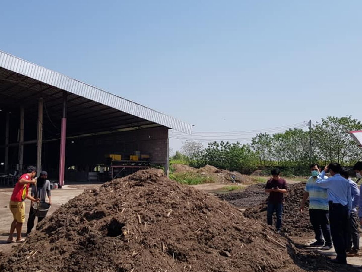 ลานหมักวัตถุดิบอินทรีย์ในโรงงานผลิตปุ๋ยพญานาคพ่นน้ำ