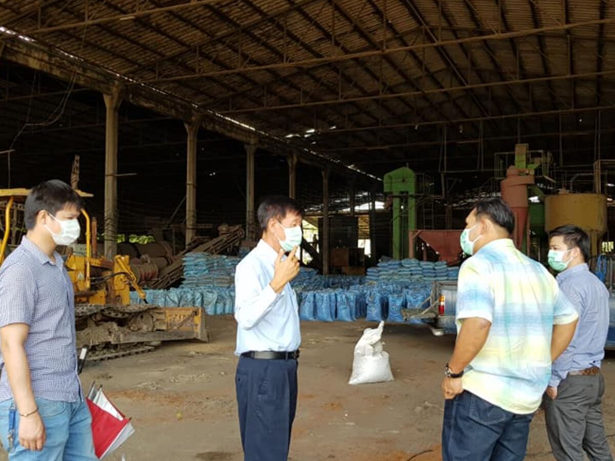 การตรวจสอบคุณภาพภายในโรงงานผลิตปุ๋ยอินทรีย์แสนโชคผลิตผล